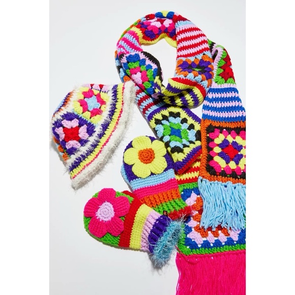 Urban Outfitters x STAHL KNIT Daisy Hand Crocheted Mittens - Picture 4 of 9